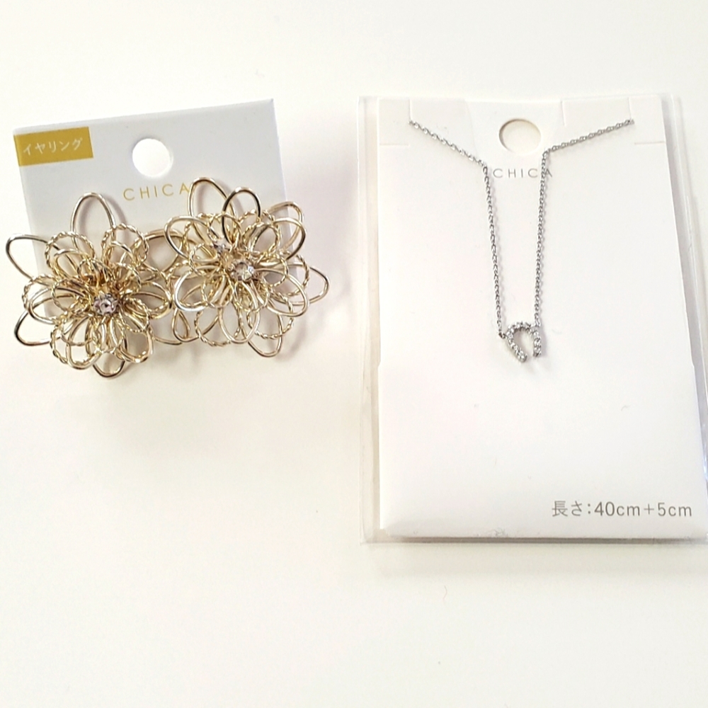 NWT Flower Cutout Earrings Horse Shoe Necklace
